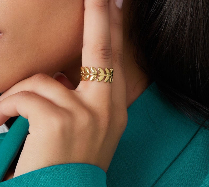 Anello Alloro con Foglie in Acciaio Simbolo di Vittoria